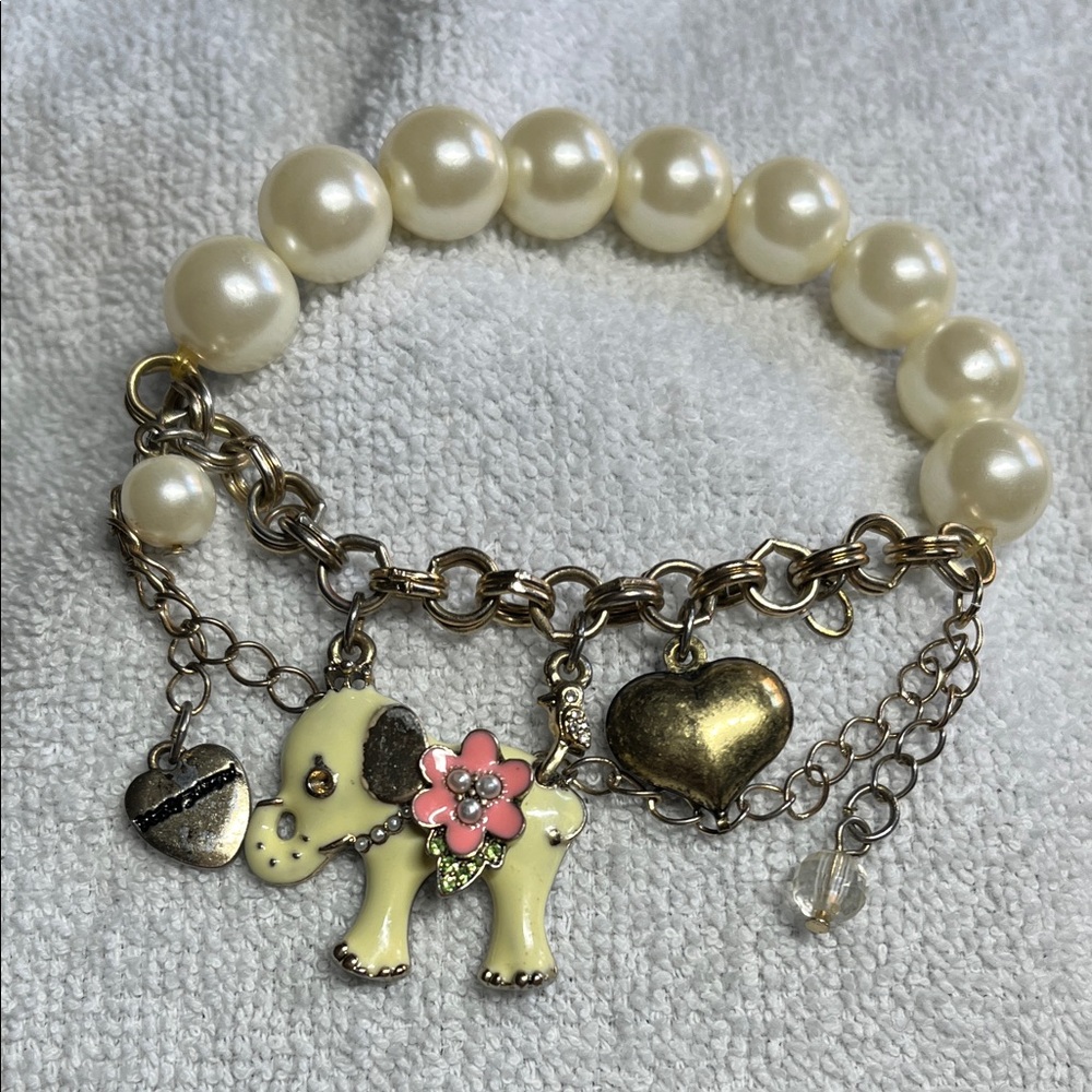Vintage Betsey Johnson faux Pearl and Gold tone Elephant Charm Bracelet - Picture 1 of 4